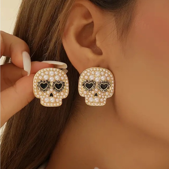 Gothic Skull Stud Earrings with Heart Eyes - Picture 1 of 4